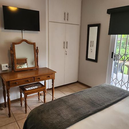 Rosewood Guest Cottage ฟาเรเฮด ภายนอก รูปภาพ