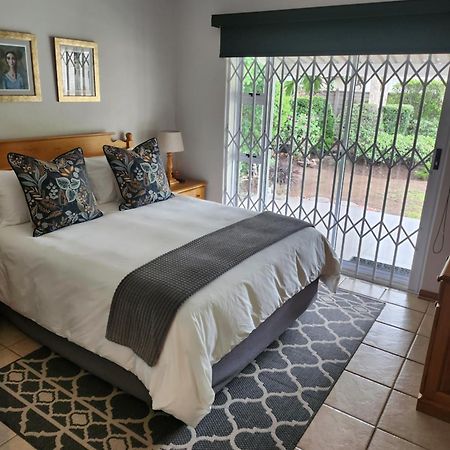 Rosewood Guest Cottage ฟาเรเฮด ภายนอก รูปภาพ